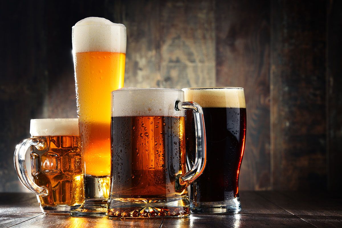 bier-vier verschiedene biere in unterschiedliche glaeser gezapft