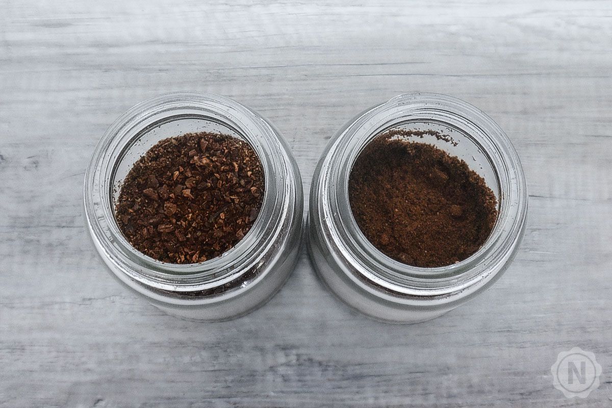 Kaffeepulver in zwei Mahlgradeinstellungen in Gläsern