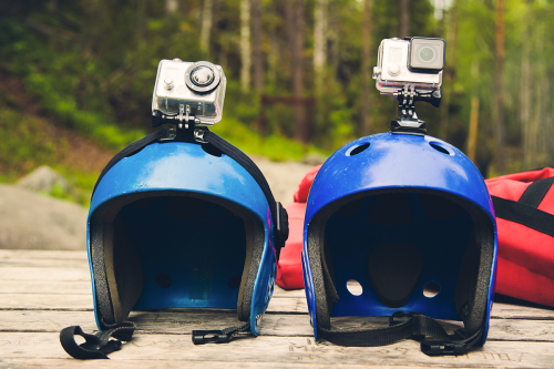 Helme mit befestigten Action-Cams