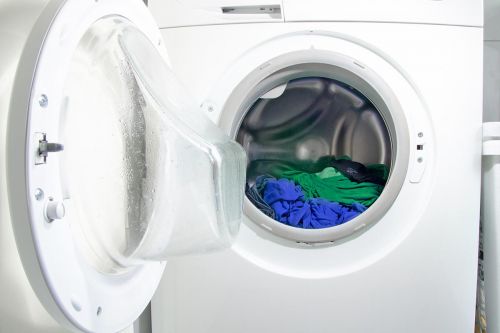 Buntwäsche in Waschmaschine