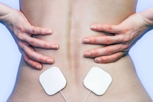 Elektroden kleben an Rücken