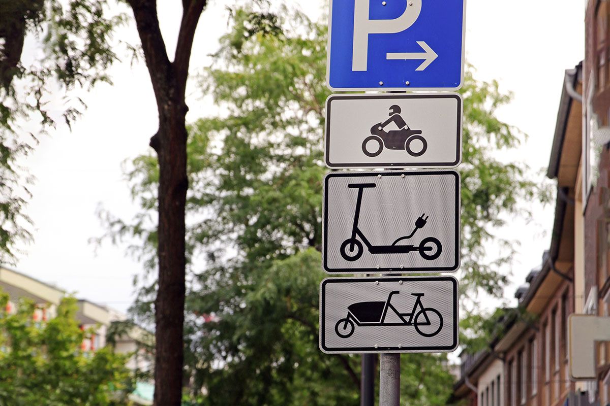 Parkplatz-Schild für E-Scooter
