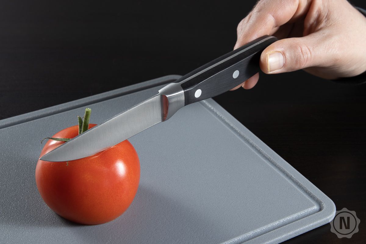 Messer auf Tomate