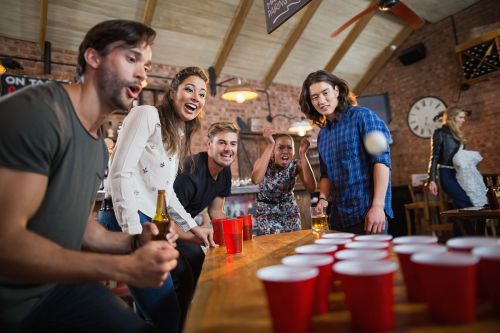 Freunde spielen Bier-Pong