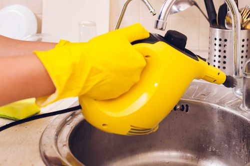 waschbecken wird mit handdampfreiniger sauber gemacht