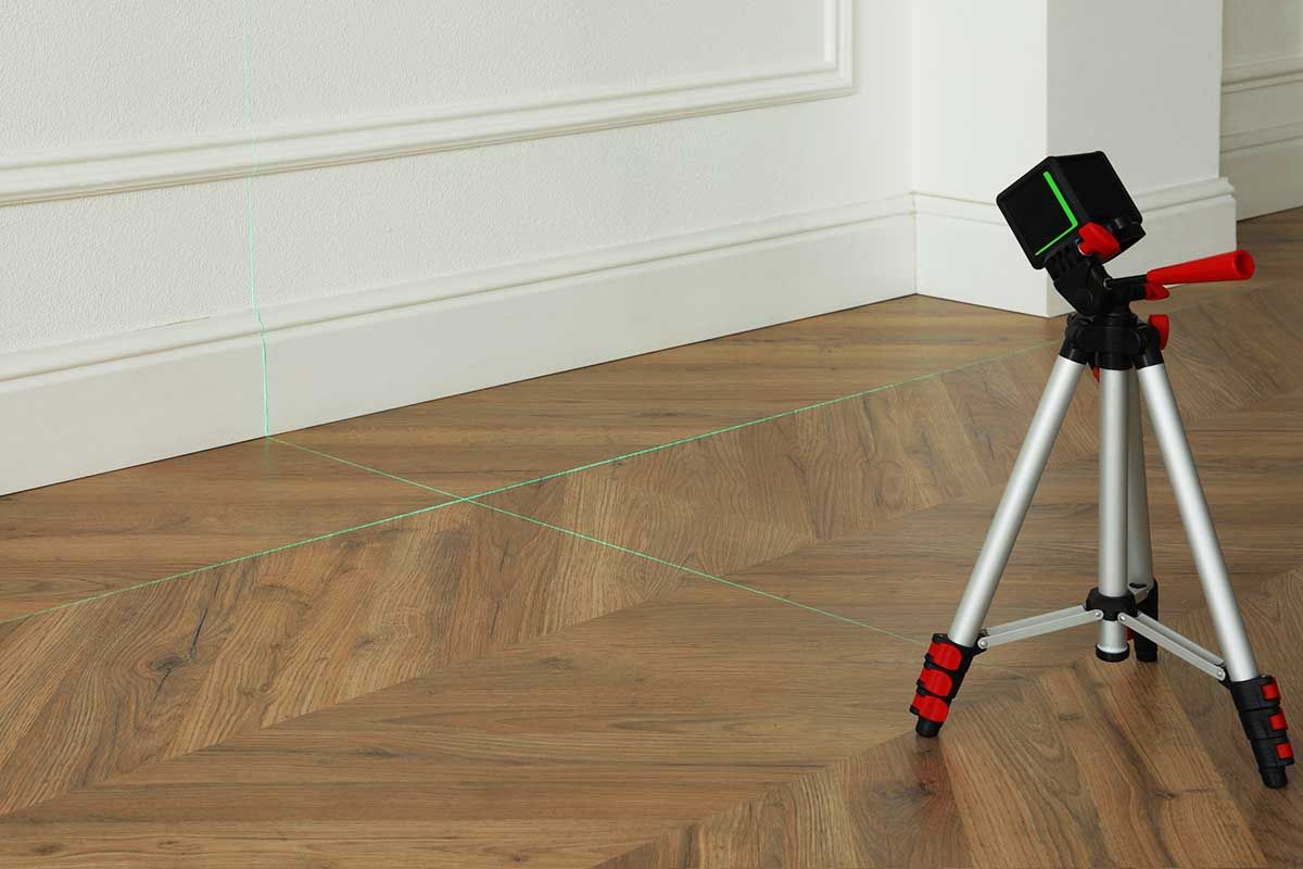 Kreuzlinien-Laser auf Boden