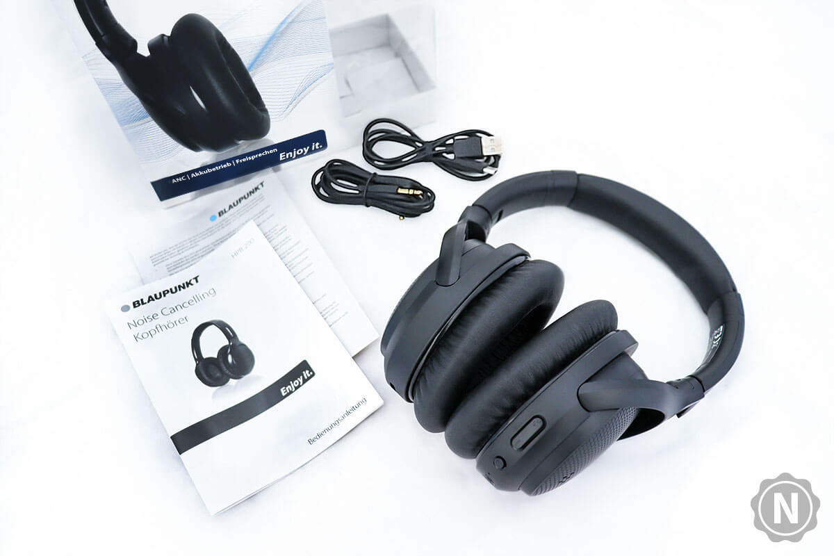 Zum Lieferumfang gehören der Kopfhörer, ein Klinkenkabel, ein USB-C-Ladekabel sowie die Bedienungsanleitung.