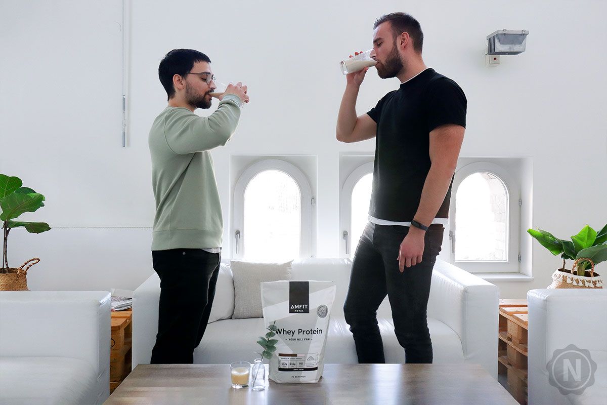 zwei tester trinken proteinshake cookes and cream