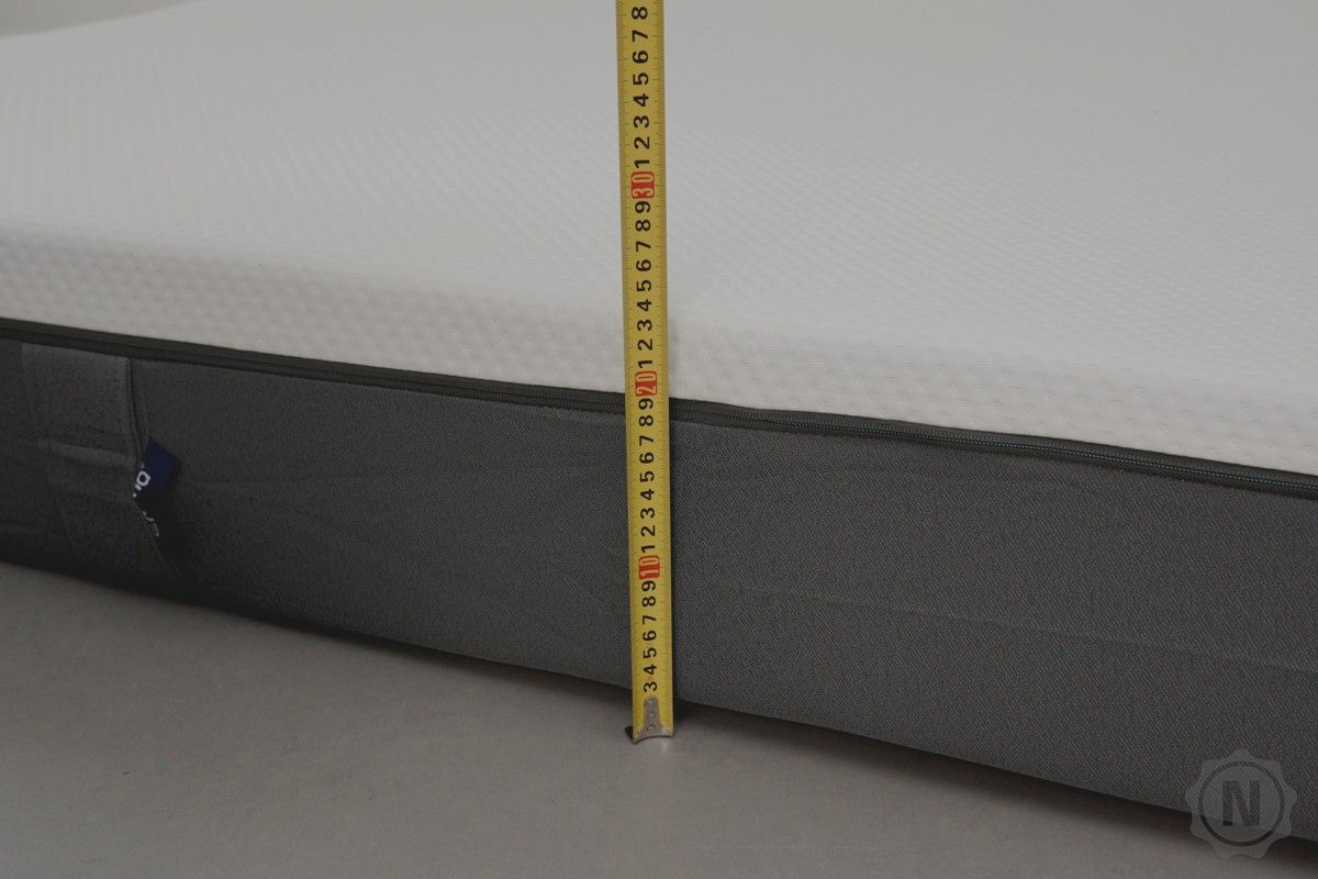 close-up der matratze mit massband hoehe
