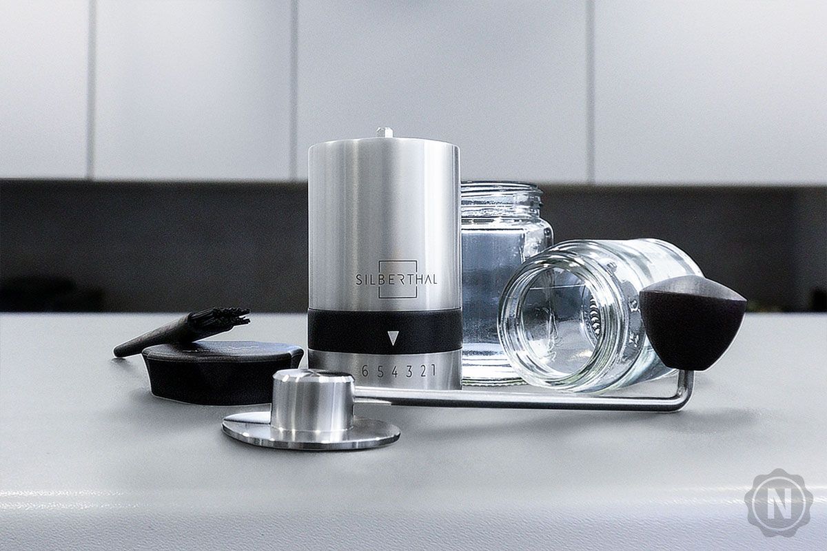 Bestandteile der Kaffeemühle inklusive Zubehör