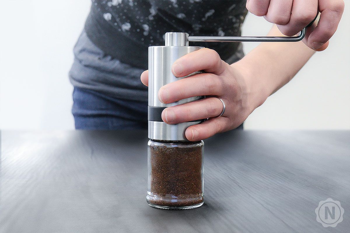 Mahlen mit der Handkaffeemühle