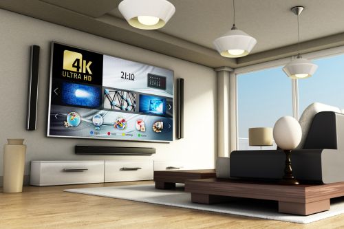 4K-Fernseher in großem Wohnzimmer