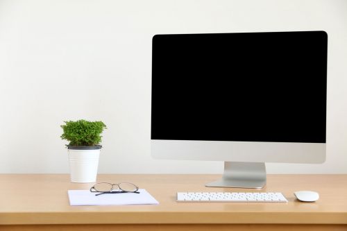 All-in-One-PC auf dem Schreibtisch