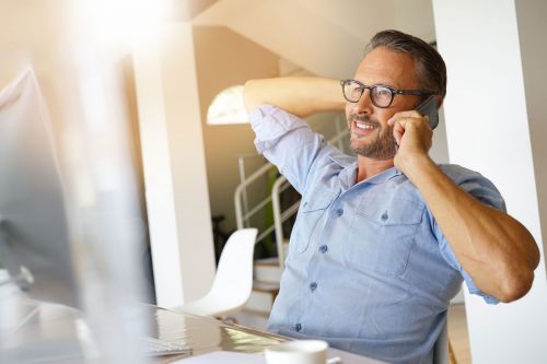 Mann telefoniert mit Festnetztelefon