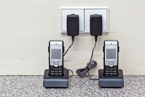 Zwei Festnetztelefone in Basis