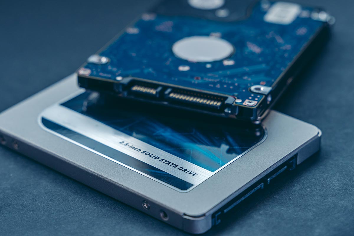 SSD-Karte auf blauen Hintergrund