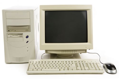 Alter Computer auf weissem Hintergrund