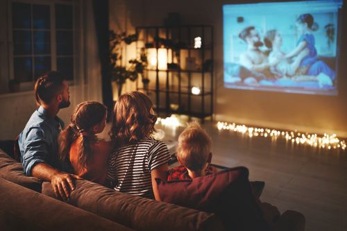 Familie schaut zusammen Film