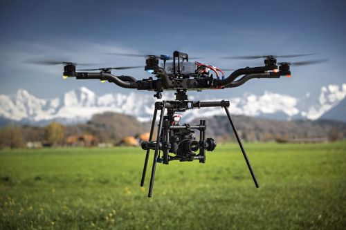 Drohne fliegt über Wiese