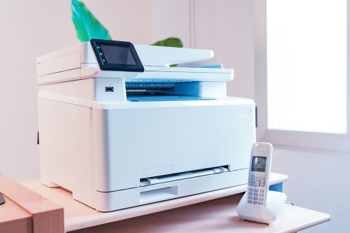 weißer Multifunktionsdrucker im Büro