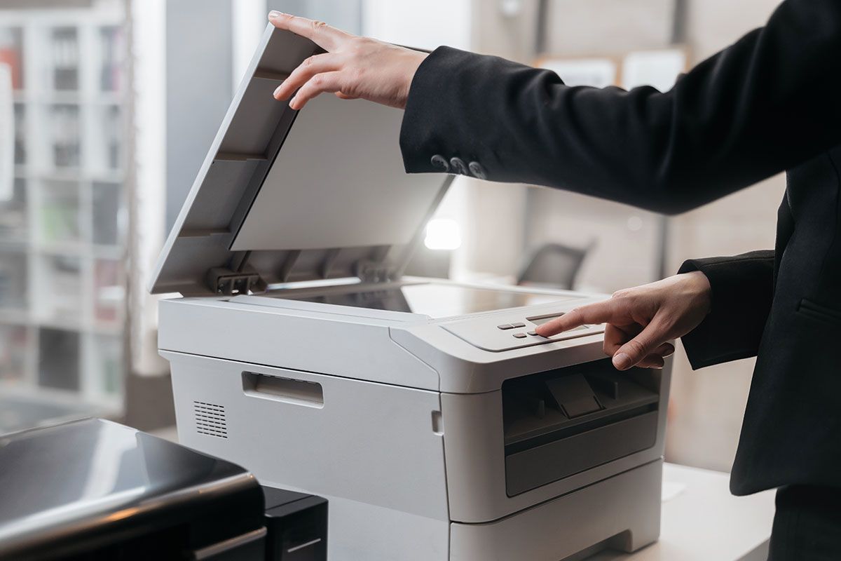 Laserdrucker mit Scanner in Benutzung