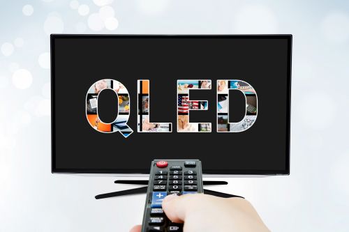 Fernbedienung auf QLED-Fernseher gerichtet