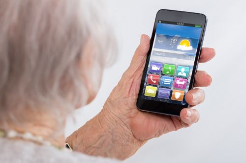 ältere Dame schaut auf ihr Smartphone