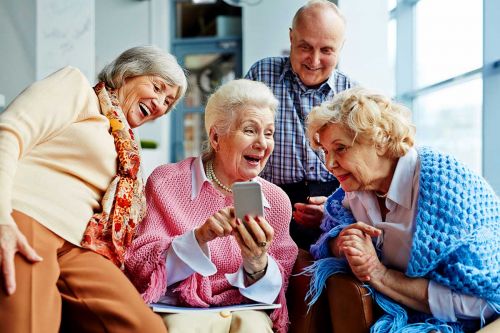 ältere Personen gucken zusammen auf Smartphone