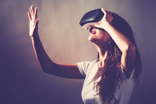 Frau benutzt VR-Headset