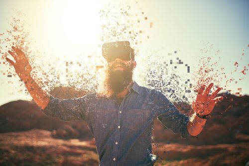 Mann in VR setzt sich in Pixeln zusammen