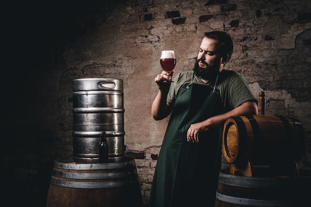 beer crafter imt glas dunklem bier in der hand