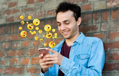 Mann sendet Emojis mit Handy