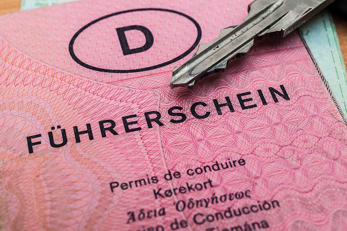 Schluessel liegt auf Führerschein
