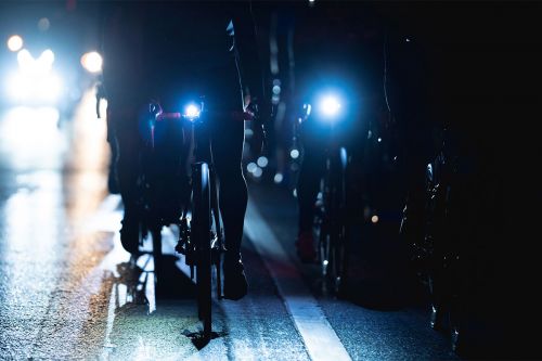 Gruppe Fahrradfahrer bei Nacht