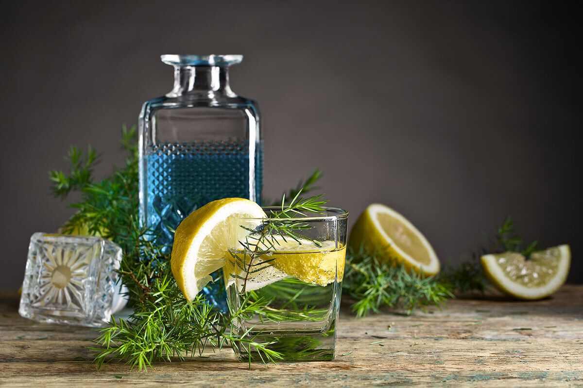 blauer gin mit tonic
