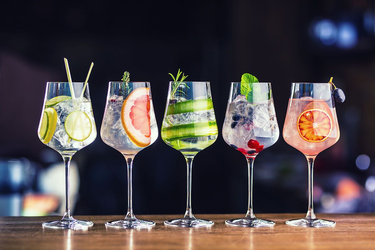 fuenf verschieden angerichtete gins in hochstieligen glaesern