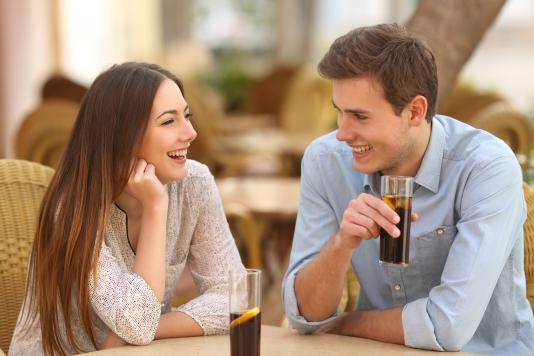 Mann und Frau flirten im Cafe