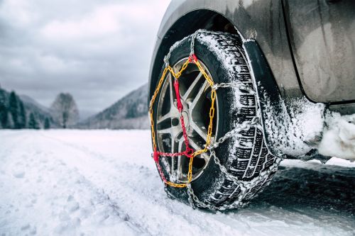 Schneeketten an Autoreifen