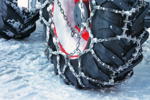 Traktorreifen mit Schneeketten