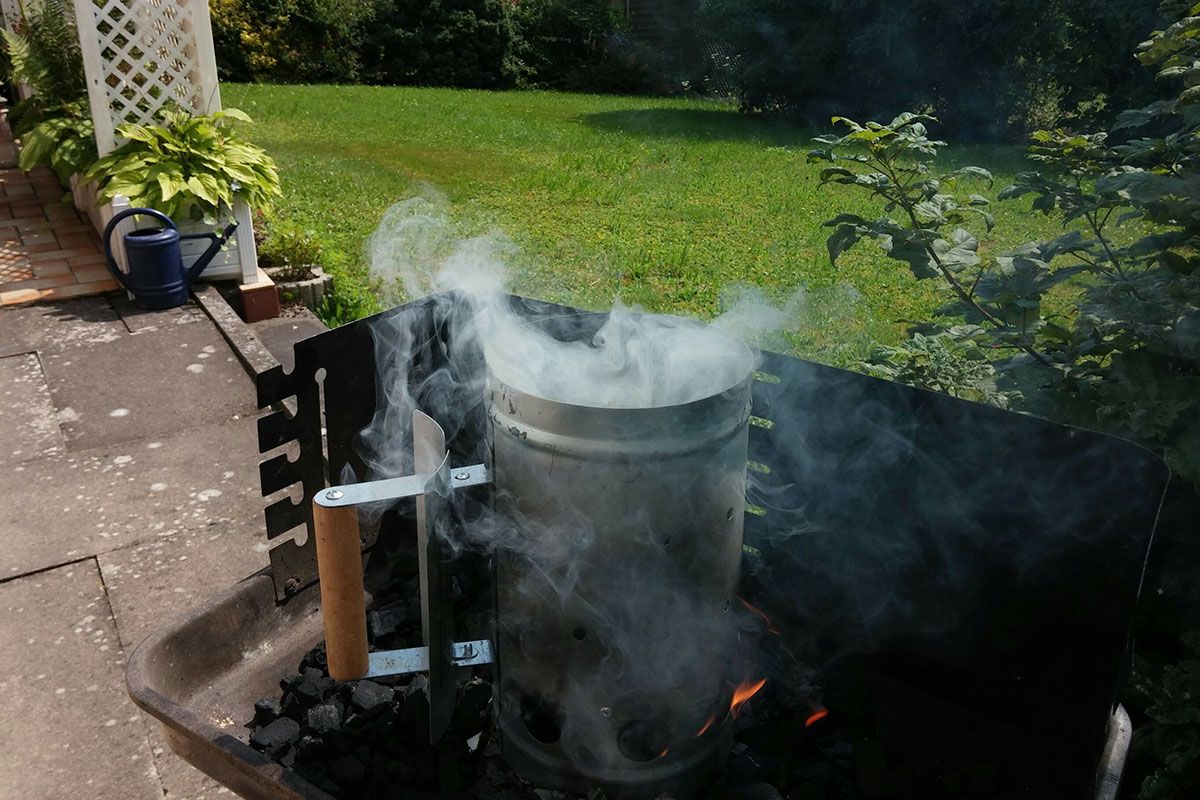 Anzündkamin auf Grill in Garten