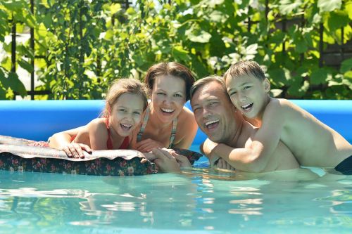 familie schwimmt zusammen im pool