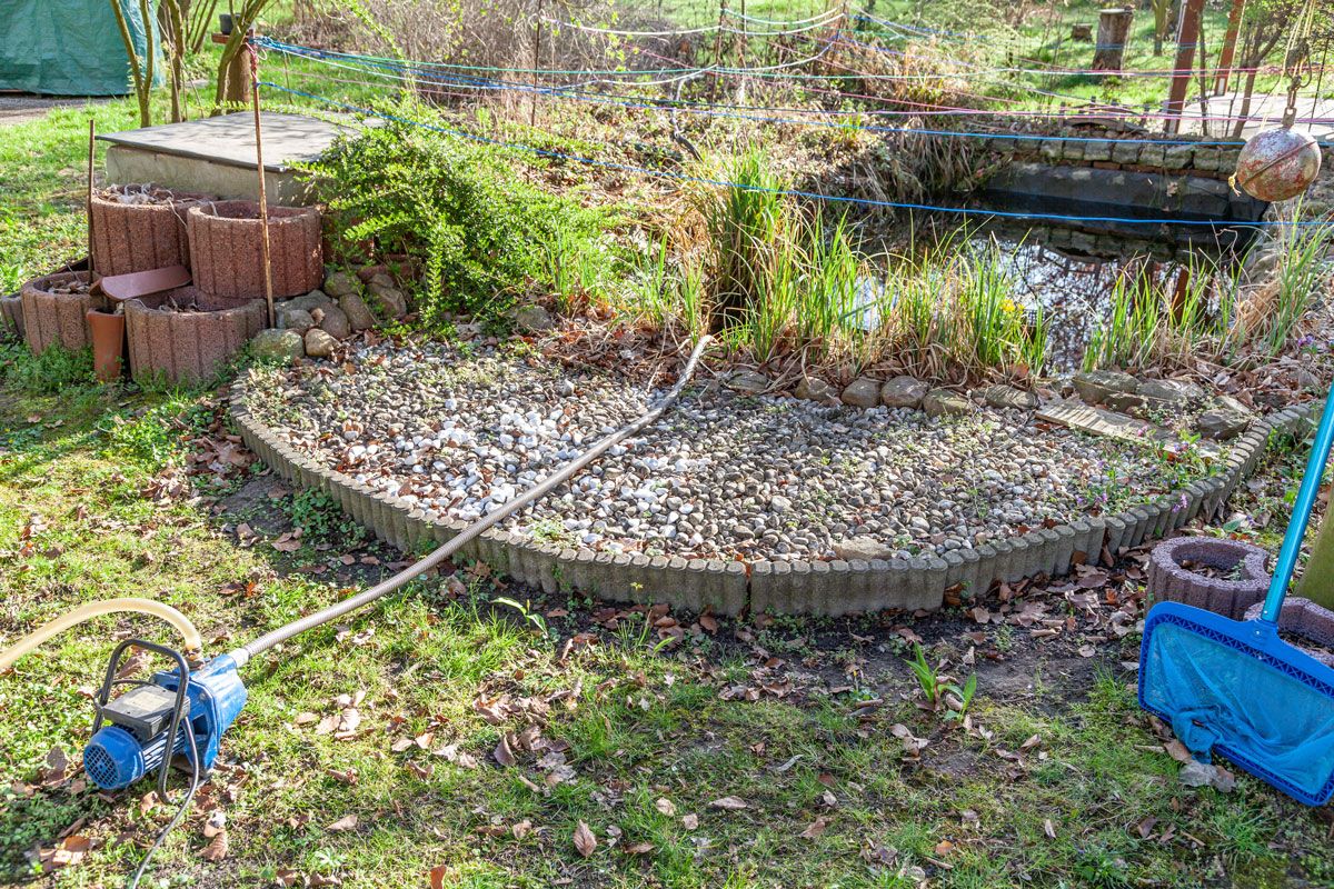 Wasser wird mit einer Gartenpumpe abgepumpt