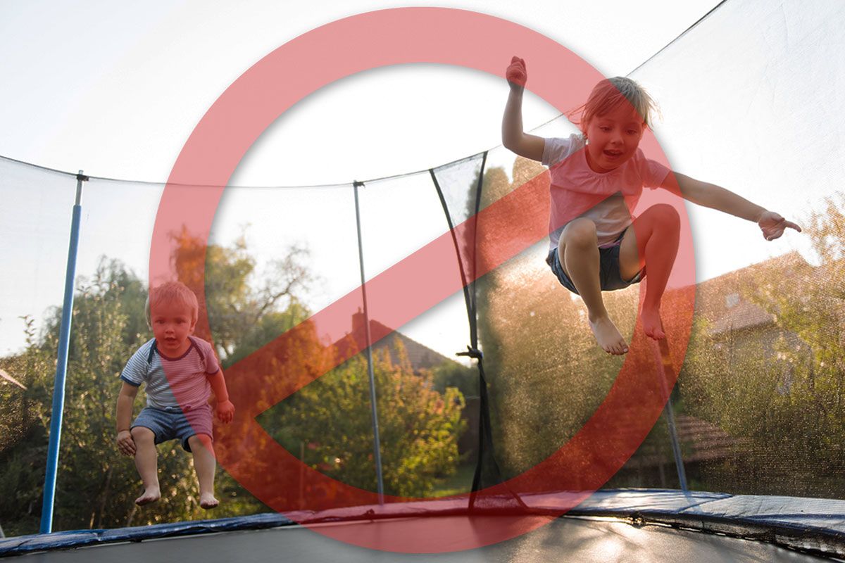 zwei Kinder springen auf Trampolin