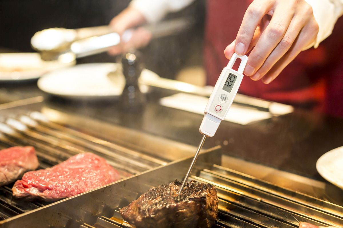 Temperatur wird in Steak gemessen