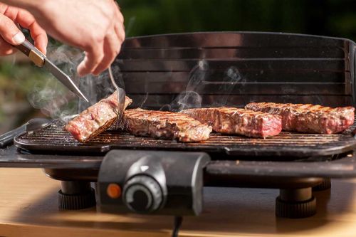 Steak wird auf Elektrogrill zubereitet