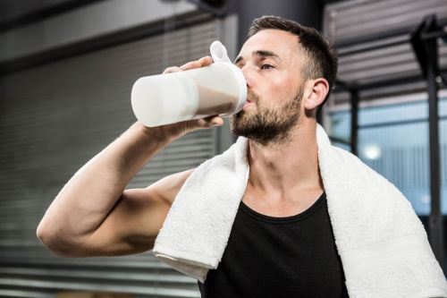 eiweisspulver mann trinkt protein shake