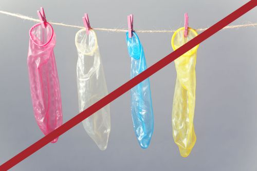 bunte Kondome hängen an Wäscheleine