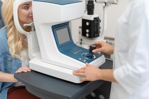 Sehstärke testen beim Augenarzt