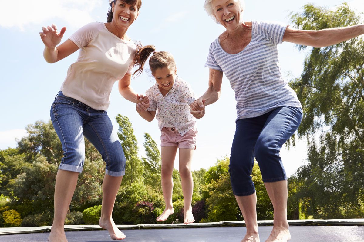 Tochter springt mit Mutter und Oma auf Trampolin