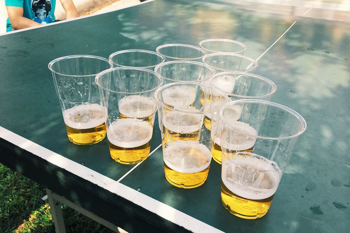 Beer-Pong-Tisch mit Bier draussen aufgestellt